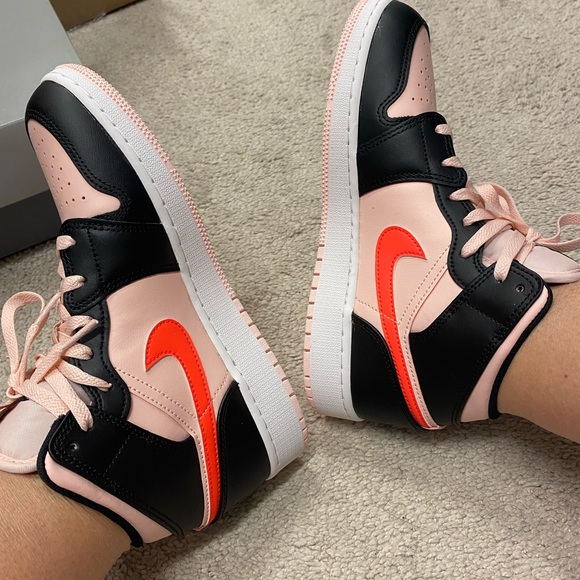 Jordan 1 mid- HOLD - Picture 1 of 7